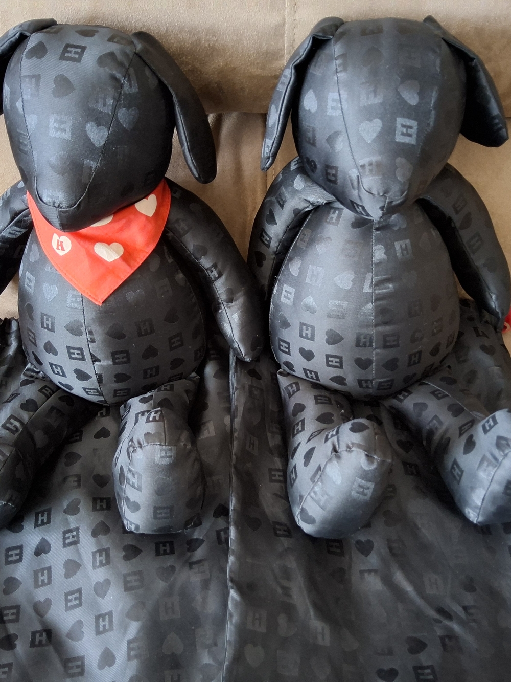 Harvey's Seatbelt Bags Dogs with Red Bandana and Dust Covers